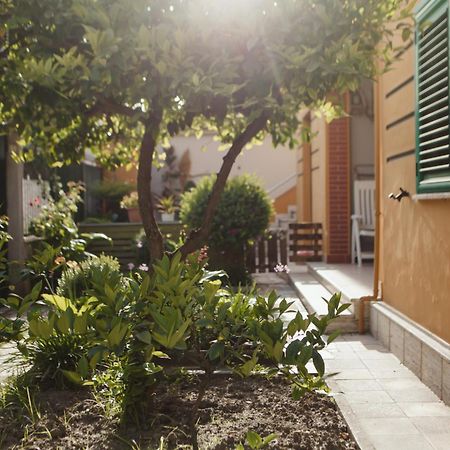 Rare Durres Apartment With Private Parking & Garden Bagian luar foto